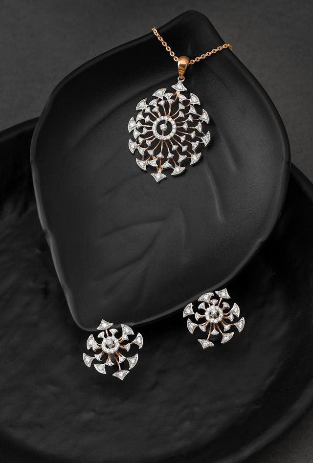 Follow a jewelry tutorial