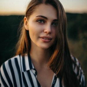 Expert jewelry instructor teaching